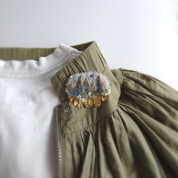 魔法師的山 復古珠飾與黃銅羊毛畫胸針