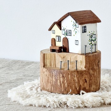 木材上的瑞士木屋，白-淺綠色