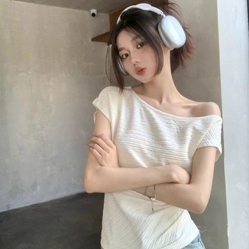 台灣出貨🔥法式肌理褶皺露肩短袖 鎖骨上衣女裝 2026夏季斜肩修身設計T恤 露肩抓皺上衣 斜肩造型上衣 一字領 短袖