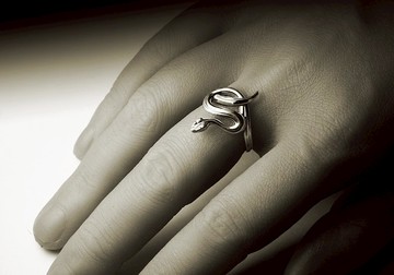 赤尾青竹絲蛇戒