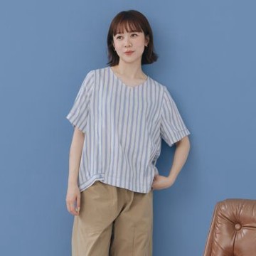【MOSS CLUB】不對稱設計V領提織條紋短袖上衣 淺藍 深藍