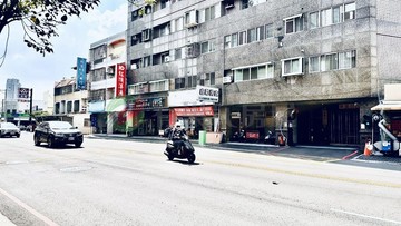 向上路三段正路邊黃金大店面透天｜台中市南屯區向上路三段