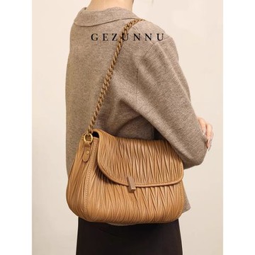GEZUNNU香港真皮褶皺鏈條腋下包包女士秋冬季今年流行斜挎托特包