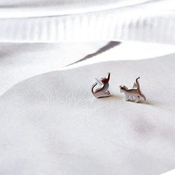 現貨專區｜伸懶腰不對稱小貓咪耳環-微光銀(BPE68-s)｜送禮精選店家★Reyna jewelry 女王飾品