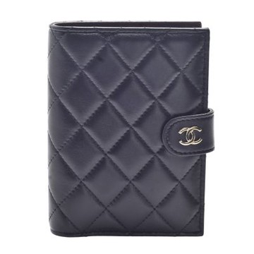 CHANEL 經典金色雙C LOGO菱格紋羊皮多夾層護照夾(黑/酒紅色)