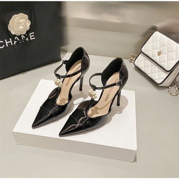 黑色漆皮高跟鞋2026年小香風山茶花尖頭細跟涼鞋性感一字扣帶單鞋