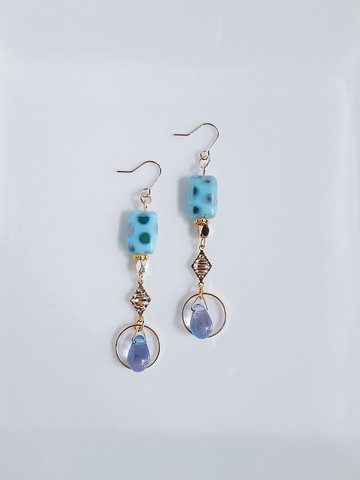 水滴珠飾搖曳 圓點紋樣捷克珠與菱形連接件垂墜式耳環 淺藍色 可更換耳夾 捷克珠 水玉紋樣