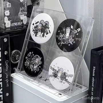 ✨桃園有貨✨百元店四宮格收納盒75mm吧唧展示盒動漫徽章小卡收納架喫穀人必備 WA4D