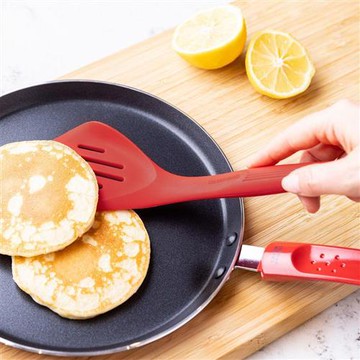 《Colourworks》矽膠斜角濾油鍋鏟(紅28cm)