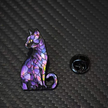 ⚡臺灣出貨⚡霓光幽紫貓胸針藝術彩繪高傲回望貓咪金屬別針暗黑風穿搭裝飾禮物