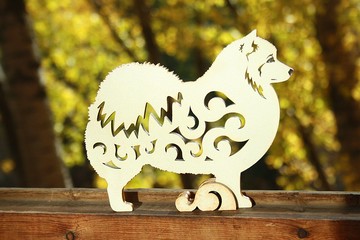 小雕像日本斯皮茨狗，木雕