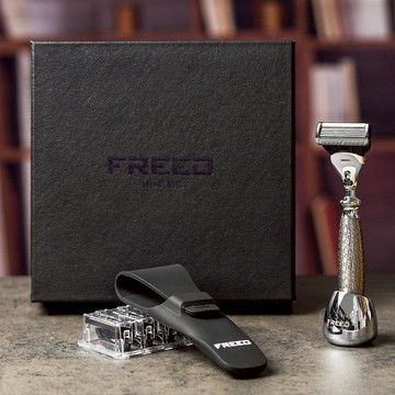【FREED】尊爵四件組五刀式刮鬍刀禮盒 - F滿版鍍鎳浮雕 客製刻字 送禮 生日 男生 男性 聖誕節 交換禮物