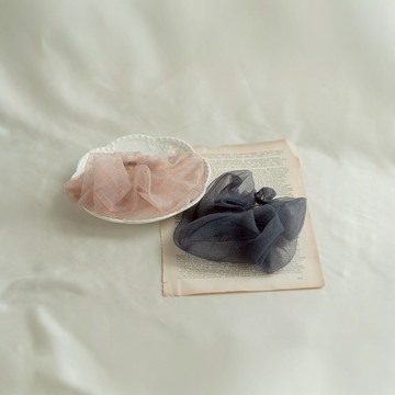 QUEENSHOP_ S 女裝 正韓 透明感格紋光澤網紗大腸髮圈 兩色售 現+預 【07090411】