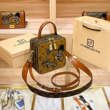 香港品牌真皮女包2025春夏新款刺繡鉚釘呆萌小方包單肩包斜挎包潮