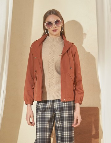 ★【喜芝梅】橘色旋律 都會感獨特口袋設計時尚秋冬連帽外套(磚色；M-2L) 224120517