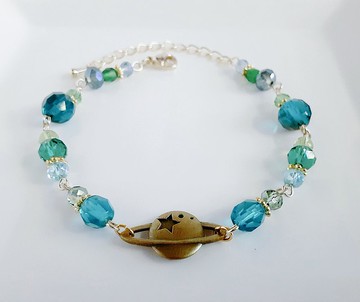 土星吊飾與玻璃珠手鍊 祖母綠 捷克珠 宇宙主題 禮物 時尚 適合四季 可調式尺寸