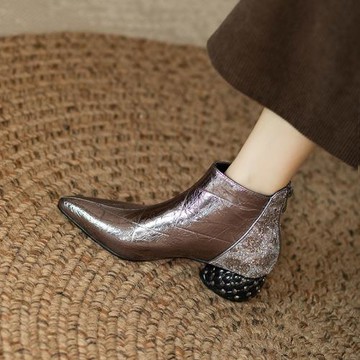 2025冬季新款短靴女矮跟中跟粗跟尖頭軟皮槍色加絨單靴顯腳小大碼