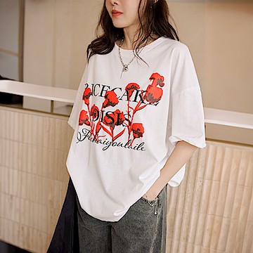 OB嚴選-純棉花朵字母印花寬版短袖上衣《AB20038-》