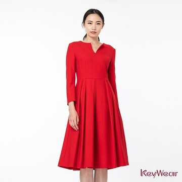 KeyWear奇威名品 V領立體百褶長袖洋裝-紅色
