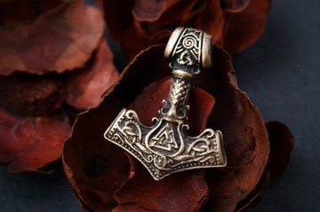 青銅吊墜雷神之錘。 Valknut 項鏈帶有維京符文。 烏鴉裝飾