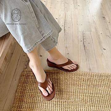 DONGCHICHI 【現貨】厚底 夾腳拖鞋 軟Q鞋底 中跟拖鞋  厚底拖鞋 棕色 G082