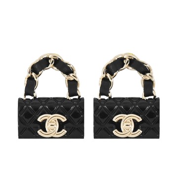 CHANEL 經典雙C LOGO皮革裝飾COCO包造型穿式耳環(黑金)