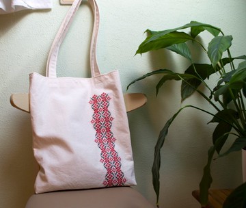 這款托特包容量寬敞，配有長提把，綴有手工刺繡飾品。