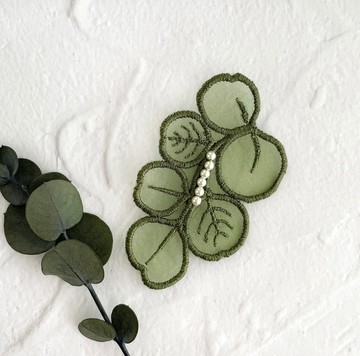 歐根紗刺繡尤加利葉胸針 (卡其色)【接單訂製】