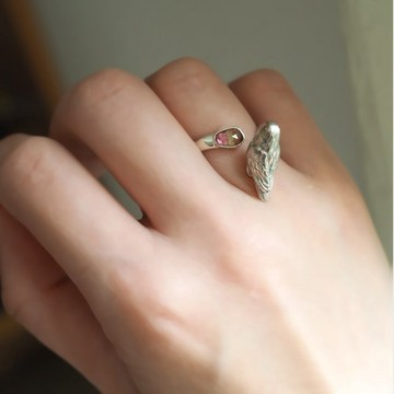 掌心上的愛情鳥與雙色碧璽戒指