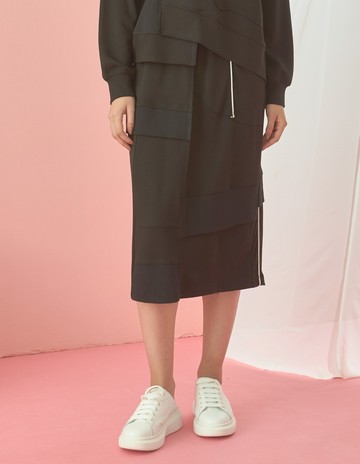 ★【喜芝梅】高嶺黑曜 時尚不規則剪裁抽繩最裝長裙(黑色；M-XL) 224470019