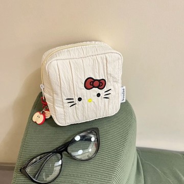kitty化妝包 新款原創刺繡kitty化妝包可愛大容量小方包出行姨媽巾收納內膽包