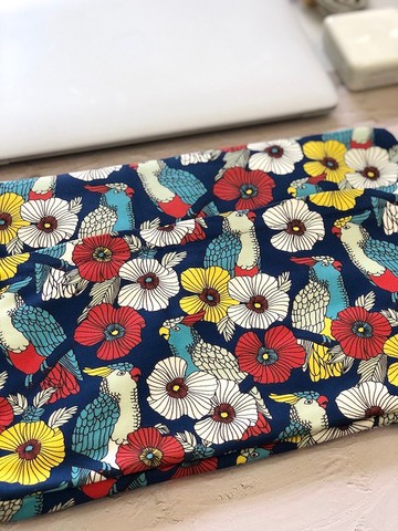 台灣獨家款aLovesupreme_13吋電腦保護套/新增前置物口袋_熱鬧鸚