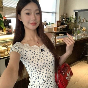 本土出貨 專櫃撤迴剪標短袖t恤女爆款夏季碎花高級感一字肩露肩上衣女@1 R