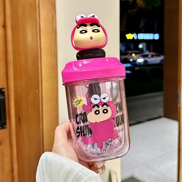 【萌趣攪拌】蠟筆小新水杯 兒童吸管杯 攪拌杯 學生水杯 便攜水杯 食品級材質 防漏設計 帶提繩 上學專用 男女孩生日禮物