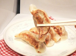 これぞ町中華の真髄をご賞味ください。無ニンニク冷凍生餃子、Lサイズ（35g）40個 。購入頂いたお客様より好評価頂いております。キャベ