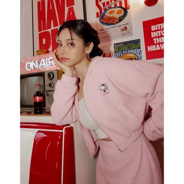 AIR SPACE PLUS 【Hello Kitty聯名】絨毛短版連帽外套(白/粉紅)女裝 現貨 中大尺碼 棉花糖女孩