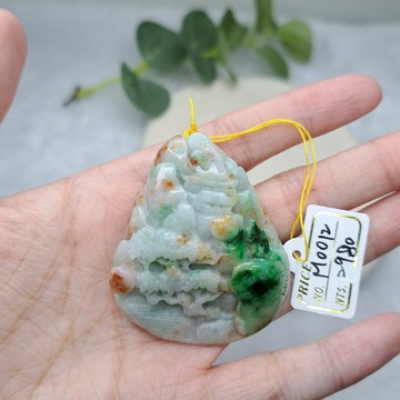 逸品軒~M0012-三彩山水墜子 長47.7mm寬40.2mm厚15.2mm 寓意胸懷天下、財源廣進與穩固靠山。「山」象