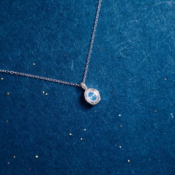 La Joie 藍月亮石閃耀項鏈 (白金色)