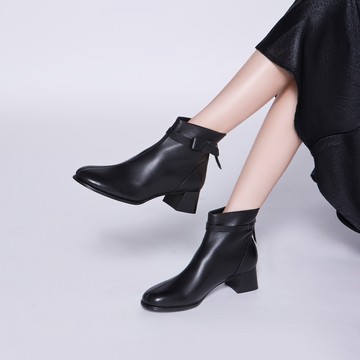 芯太軟 氣質立體單結粗跟短靴 黑 (8L2951)