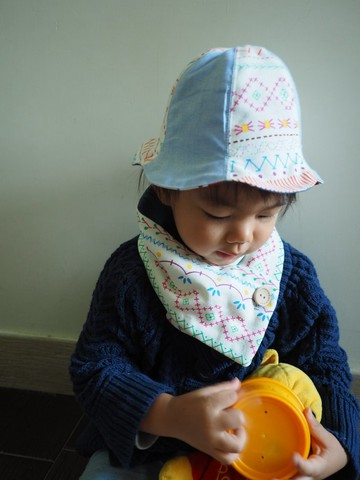 手作雙面粉藍彩色圖案/ 彩色水滴圖案嬰兒小孩帽子及圍巾套裝