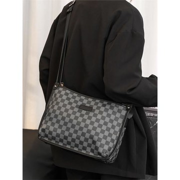 新款男士單肩包韓版時尚皮質潮流戶外斜跨包潮牌格子輕商務公文包