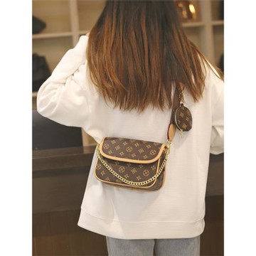 斜挎小包包女士2025新款高級感輕奢女款小眾設計超火今年流行百搭