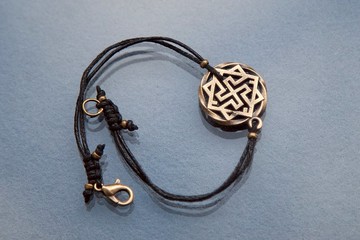 以維京人風格的 女武神 標志形式的青銅手鐲由棉繩製成。繩手鏈