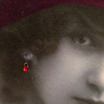 The Happy Prince - 告密的心 古董血紅色淚滴玻璃珠黃銅極簡耳環