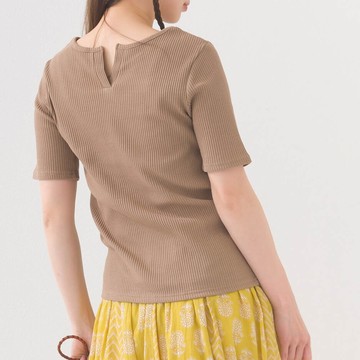 日本 OMNES - 接觸冷感 後頸V羅紋合身短袖上衣-棕