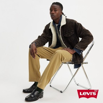 Levis 男款 Chino工作休閒褲 / 後袋蓋摩登設計 / 卡其 熱賣單品