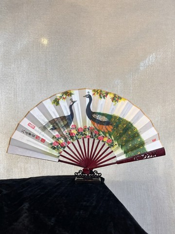 孔雀絹布摺扇典藏組 10吋 含底座與扇套