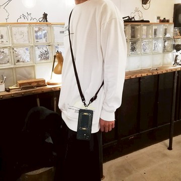 推薦給男士。適合日常使用的時尚設計和黑肩帶 (D) 可調節長度的寬智能手機肩帶