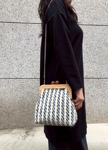 黑白毛料線條 木口金包 手拿包 化妝包 肩背包 隨身包 手機包