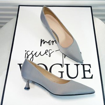 法式氣質灰色淺口低跟高跟鞋女尖頭2025年新新款緞面晚禮服高級感